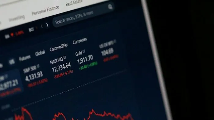 Cómo calcular el valor intrínseco de una acción sin engañarte con los supuestos 2 Pantalla con gráficos financieros para analizar el valor intrínseco de una acción