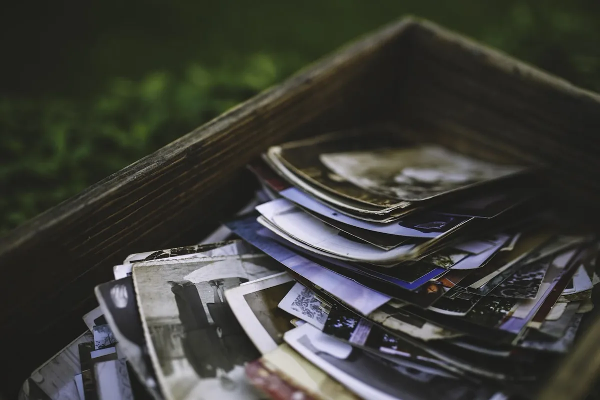 La canción que abre una puerta en tu memoria (podcast) 4 Caja de madera llena de fotografías antiguas, como una vieja lista de canciones llena de recuerdos