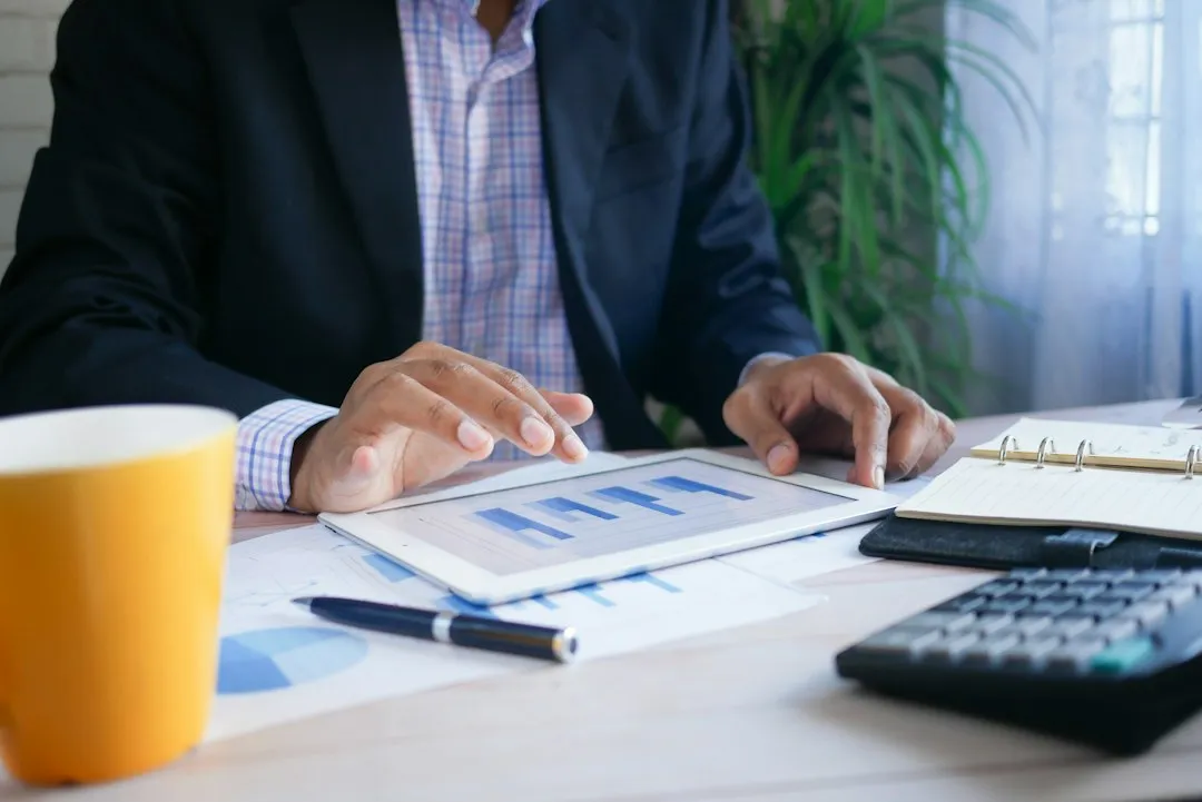 Fondos, ETF y seguros en España: impuestos y costes antes de elegir 3 Revisión de documentación financiera para comparar alternativas de inversión