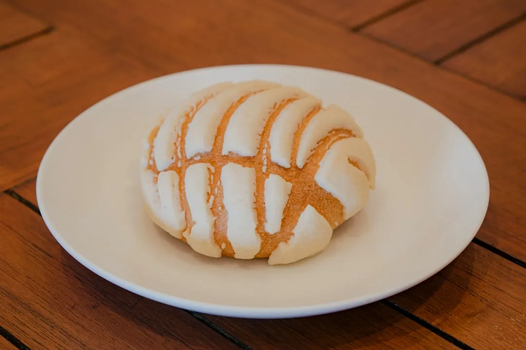 De una panadería a 54,000 rutas: lo que de verdad hizo crecer a Bimbo 3 Pan dulce mexicano recién horneado en una panadería de barrio