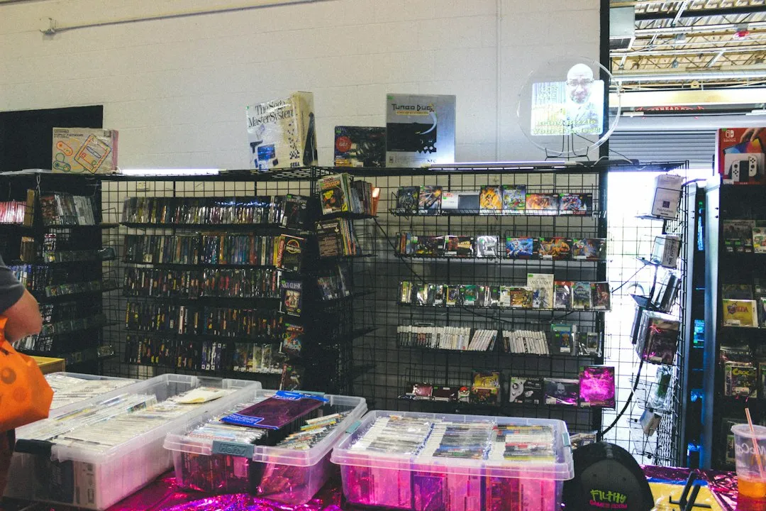 Tienda con anaqueles llenos de productos