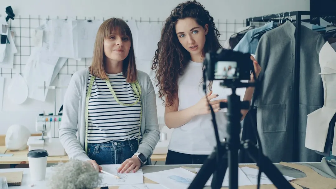 Emprendedoras grabando un video de su negocio con cámara