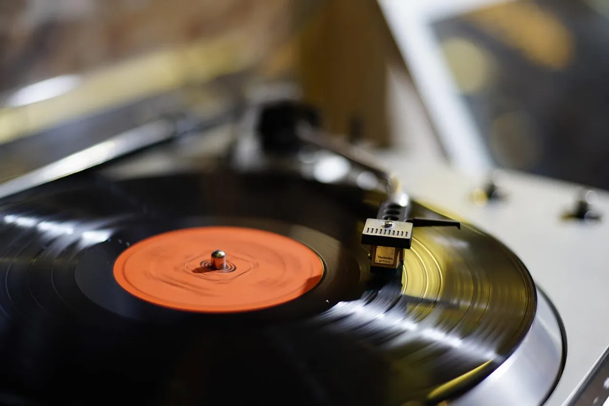 La canción que abre una puerta en tu memoria (podcast) 3 Tocadiscos con un disco de vinilo girando, símbolo de cómo una canción despierta recuerdos